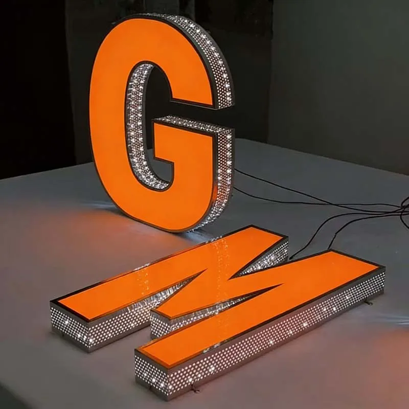 projet réel de lettres monochromes à perforation latérale